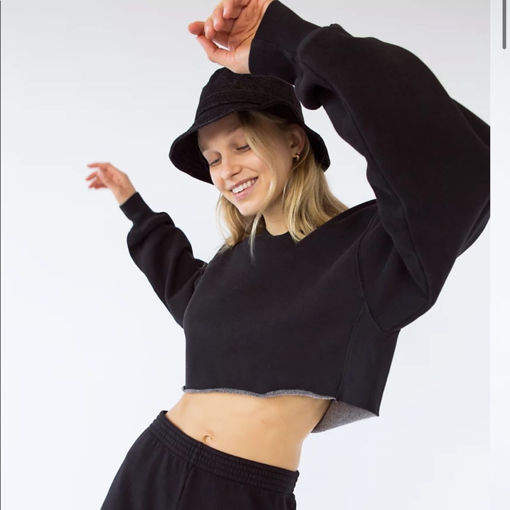 Aritzia TNA cozy fleece boyfriend crop